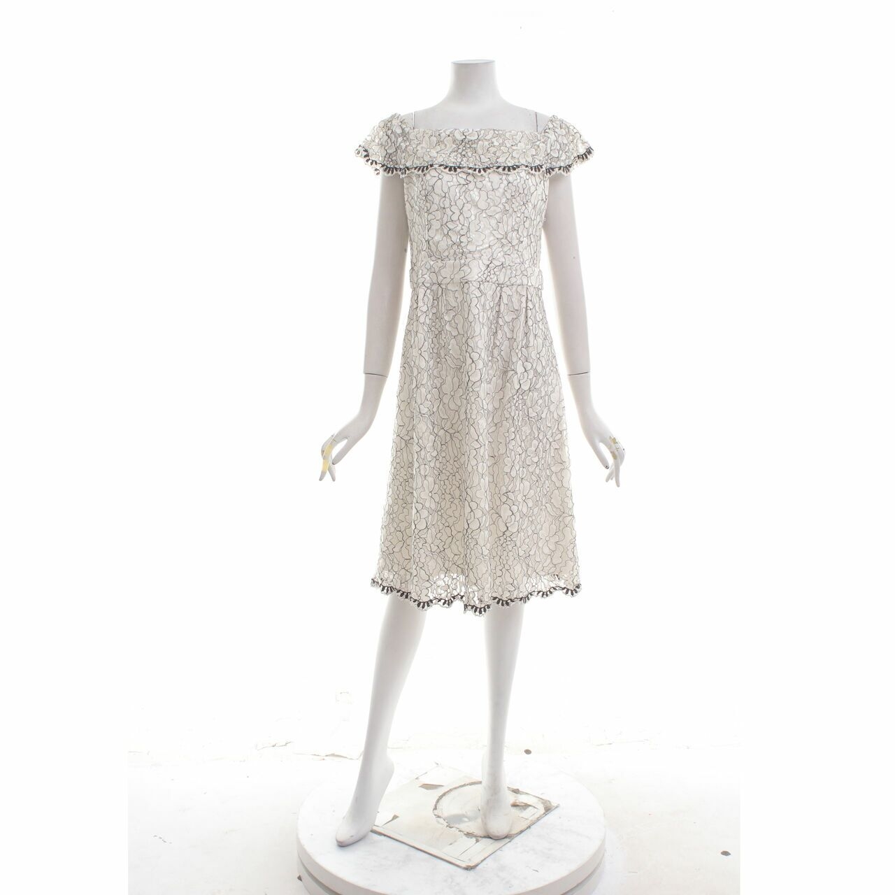 Esye Broken White Lace Midi Dress