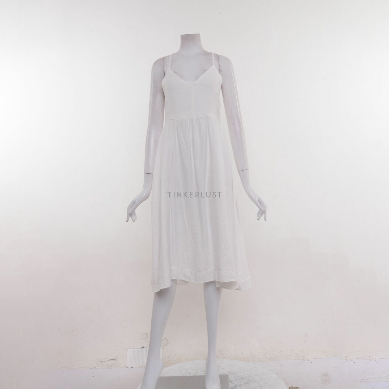 Yuan White Backless Midi Dress
