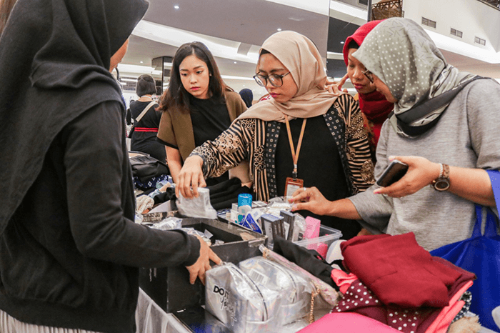 Lengkap dari makeup hingga fashion items
