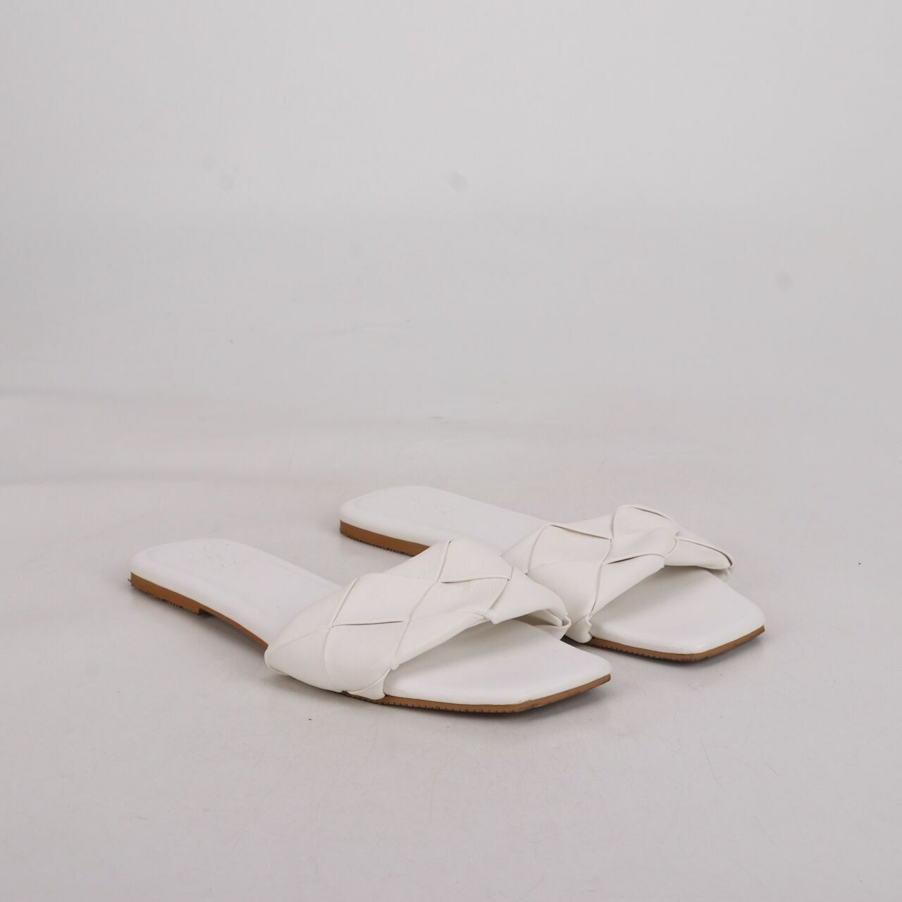 Fayt White Sandals