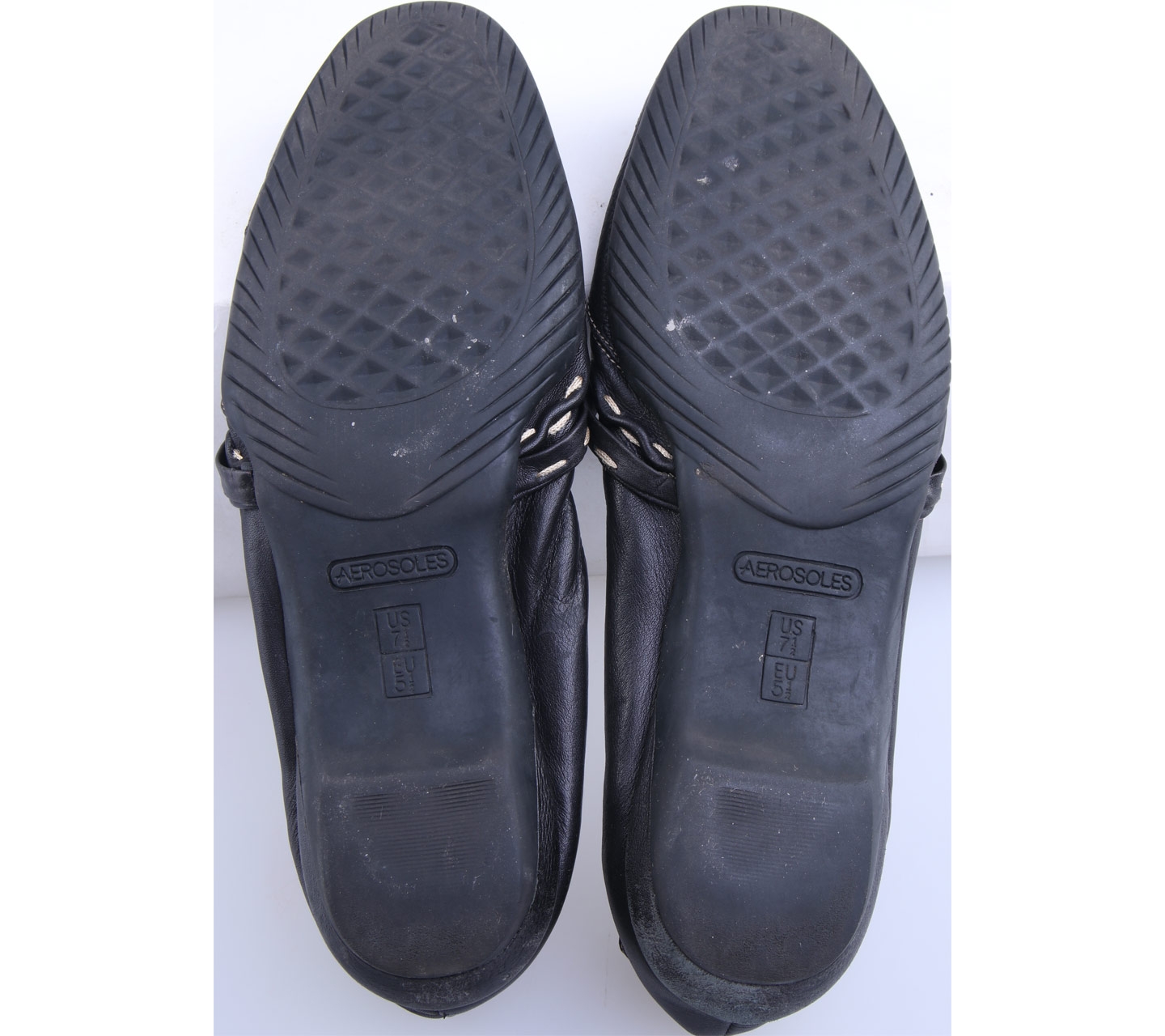 Aerosoles Black Terdapat pudarnya pada bagian tumit sepatu Flats