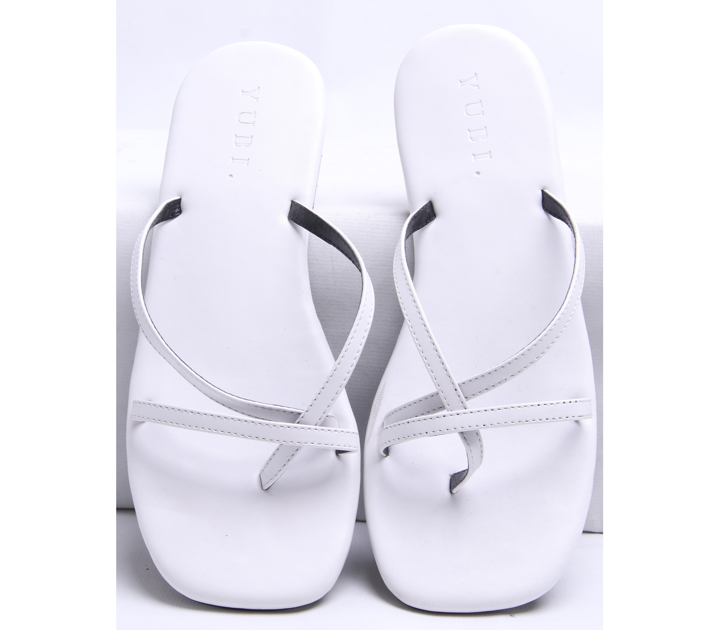 Yubi. White Leather Sandals