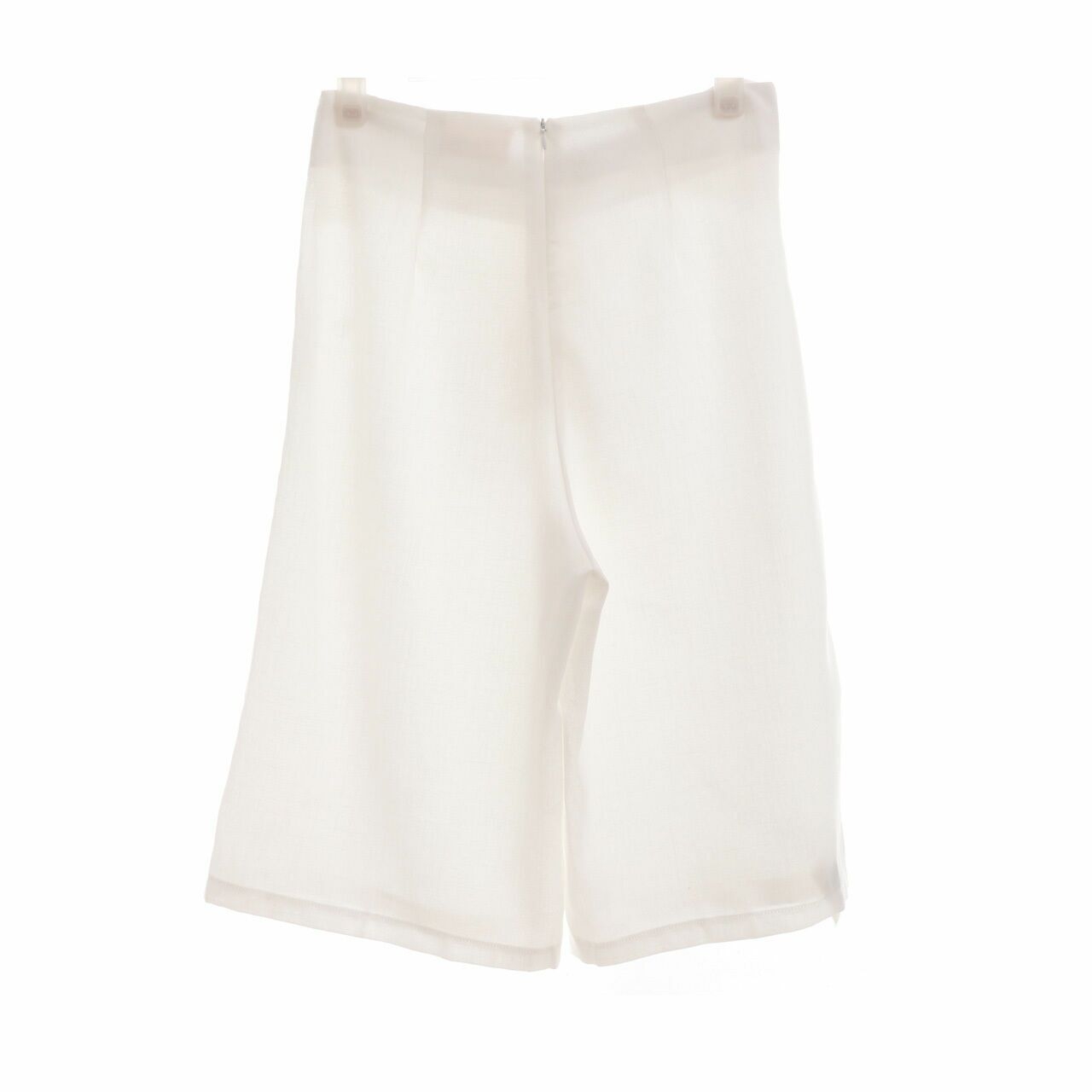 This is April White Cropped Pants